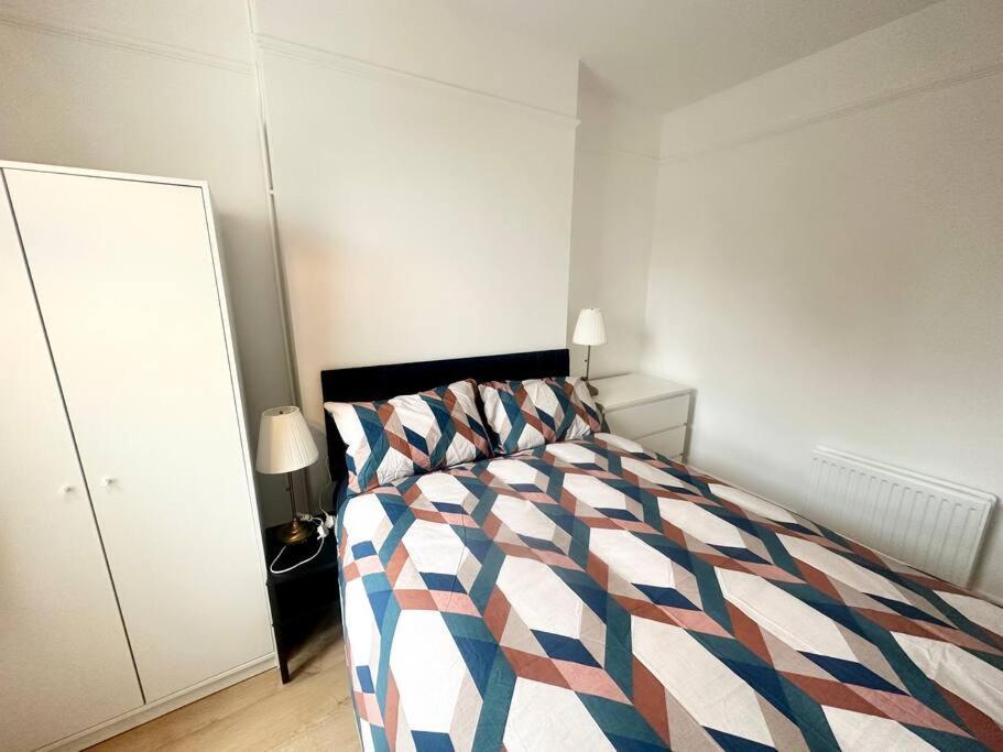 Вилла 4 Bed House In Daneby Road,Se6 Catford Экстерьер фото