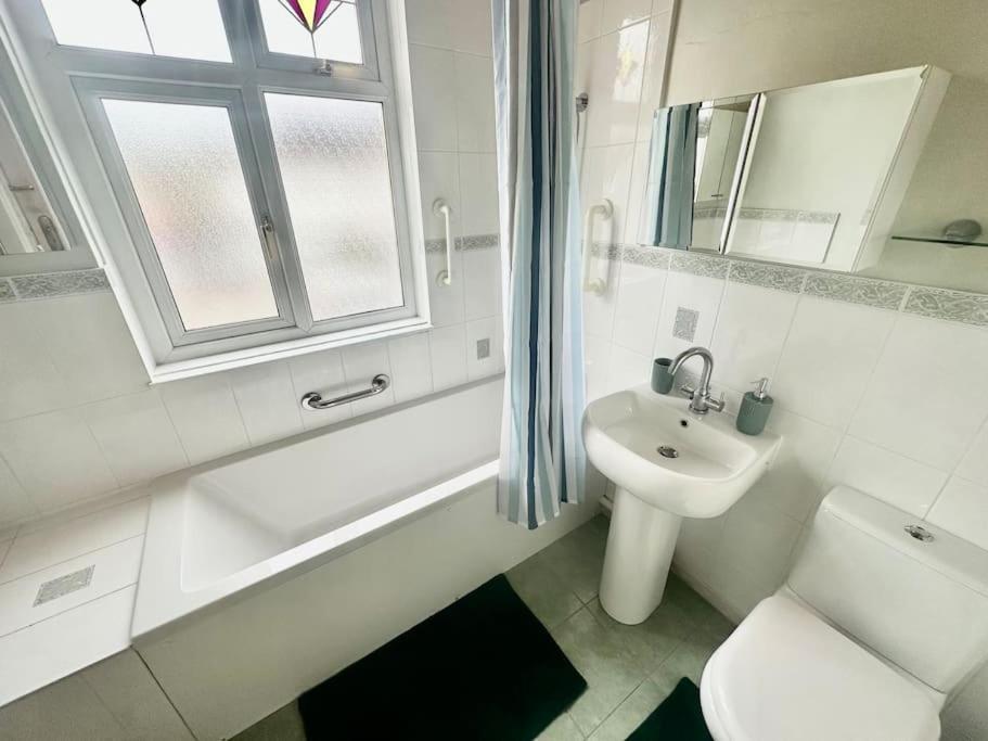 Вилла 4 Bed House In Daneby Road,Se6 Catford Экстерьер фото